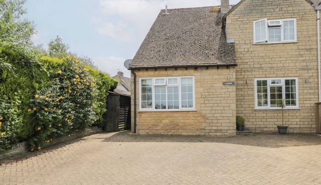 LORIEN, pet friendly, with open fire in Bourton-On-The-Water