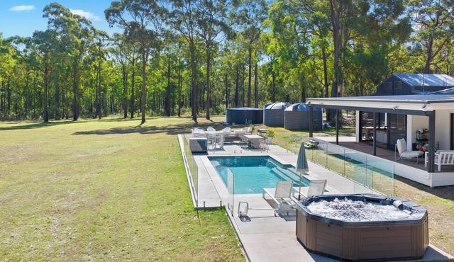 Lovedale Abode 13 bedrooms with heated pool & Acres in Lovedale