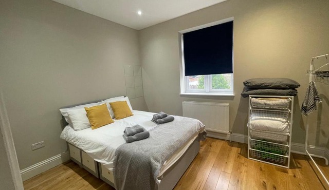 Lovely 1 bedroom apartment with on street parking