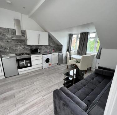Lovely 2 Bedroom Flat with Roof Terrace in London NW6