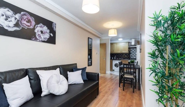 Lovely Spacious Apartment Right in City Centre!