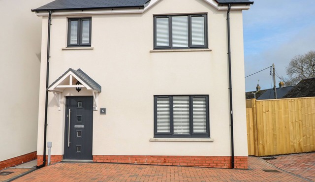 LUNAROXX, 6 MEADOW GARDENS, KILGETTY, pet friendly in Kilgetty