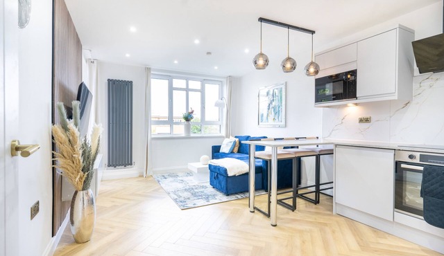 Luxurious And Spacious 4-bed Flat With Balcony