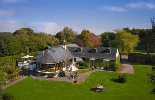Luxurious House Sleeps 8 - Free Parking & Garden