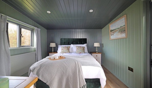 Luxurious Hut with Outdoor Bath & Sea Views in Devon