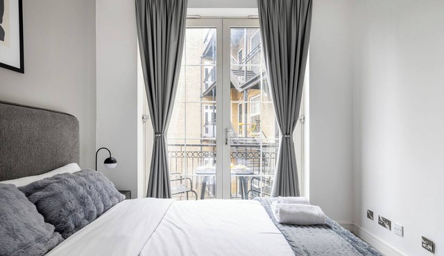 Luxury 2 Bedroom Apartment near London Bridge Sleeps 6 Tube Across Street