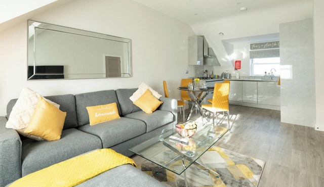 Luxury Central Apartment with Gated Parking