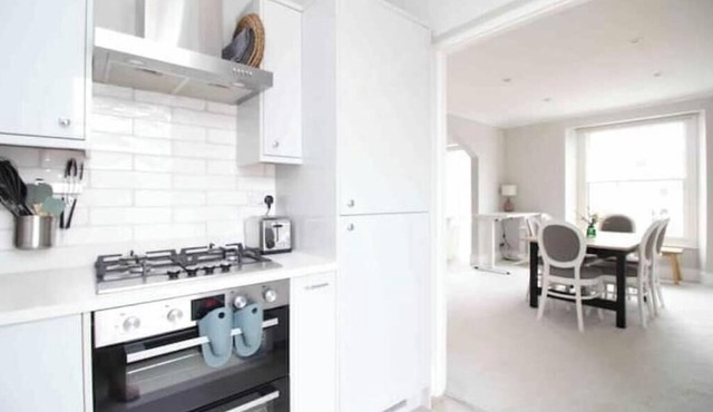 Luxury Clifton Top Floor Apartment with Parking & Prime Location