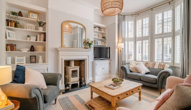 Luxury Coastal Retreat | Steps to Sea | Sleeps 10 | Walk to Pier & Cafes