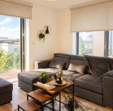 Luxury High-end Flat with Pool Table and Balcony in London