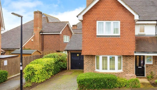 Luxury & Spacious Refurbished 3-Bed Guildford Home with Garden & London Links in Guildford