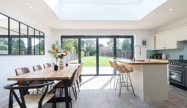 Lythwood House - Detached Home Close in Gloucester