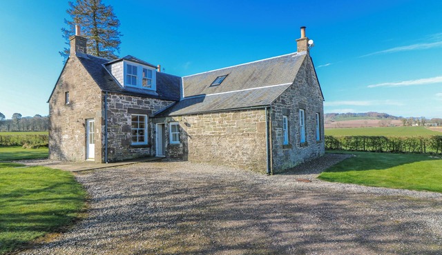 MEADOWGREEN FARMHOUSE, family friendly, with open fire in Forfar