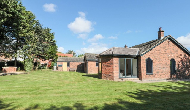 MEADOWSIDE, pet friendly, country holiday cottage in Weaverthorpe