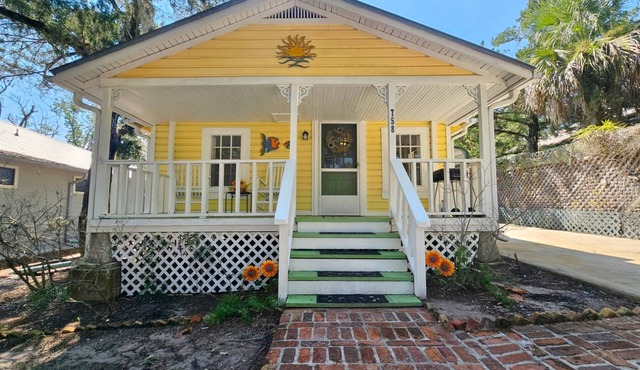 Mellow Yellow! Sunny Cottage - Trailer Parking! in Cedar Key