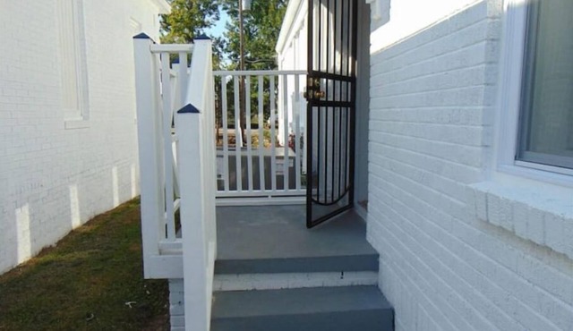 MercyBungalow #2 with king sized bed and shower room in Anniston