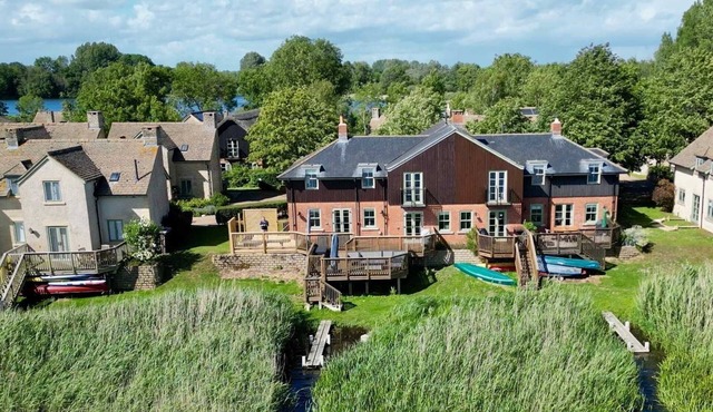 Mill Village 71/72, Milly Cottage - Lakeside, Onsite Facilities, Pool, Sleeps 11