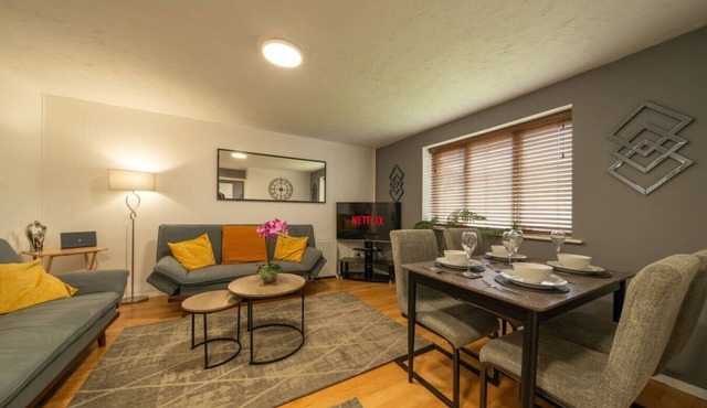 Modern 2 Bed Apartment with free private parking in Greater London
