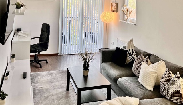 Modern 2 Bed Flat |10 Mins to NEC/BHX/HS2/Solihull in Birmingham