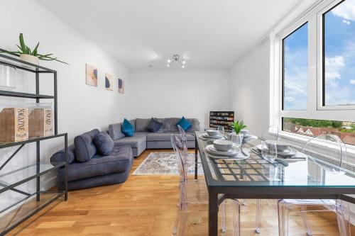 Modern 2 Bed Flat 5 mins Ealing Broadway Station in Ealing