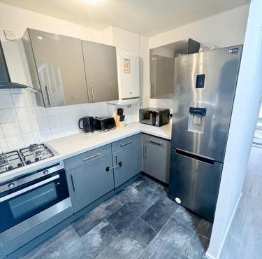 Modern 2-Bed w Parking & Garden