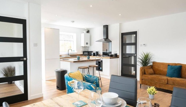 Modern 2 bedroom Bungalow near Bath