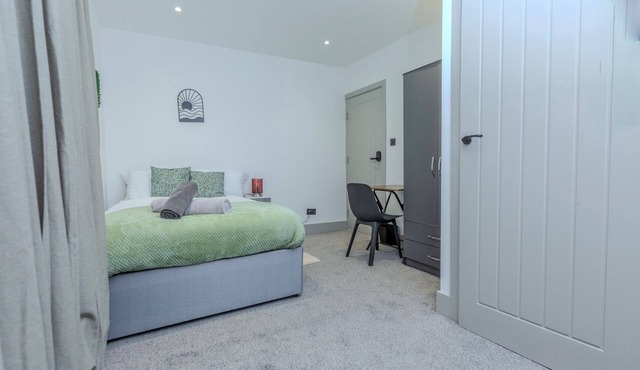 Modern 5-bedroom House-Medway- Free Parking- Sleeps 10