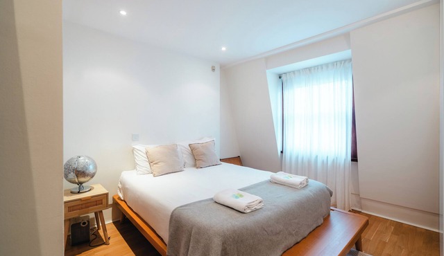 Modern Apartment with Spacious Terrace Near Hyde Park