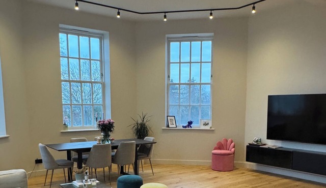 Modern, Bright & Spacious Flat, 5 Mins to Tube Station, Ideal Location!