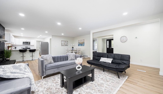 Modern Elegance Spacious 4BR with Hot Tub and screened porch & Pool Table in Columbus