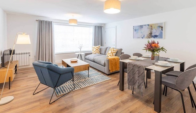 Modern One Bed Flat Near Ely Cathedral - Sleeps 4