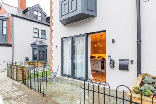 Modern Pontcanna Apartment - Walk to Cafés & Parks