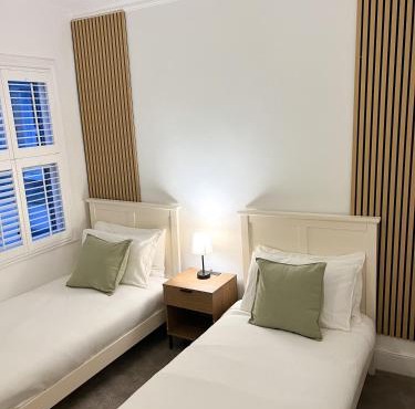 Modern Spacious 4 Bedroom Home in Greater Ldn With Garden and Parking
