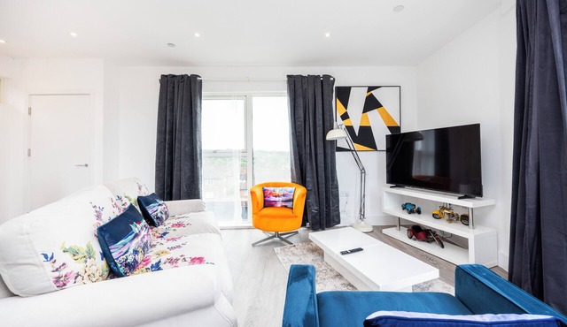 Modern split level Apartment With Living room and Bedroom Balconies And Parking in London