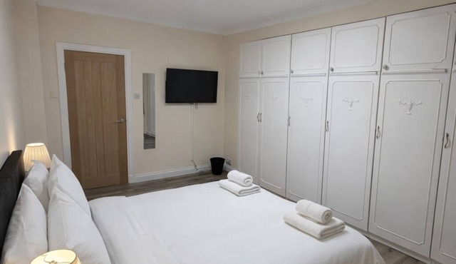 Modern & Stylish 2BR Apartment, Nearby Manchester City Centre in Manchester