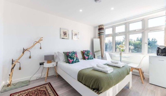 Modern Surrey Studio - Easy Access to London