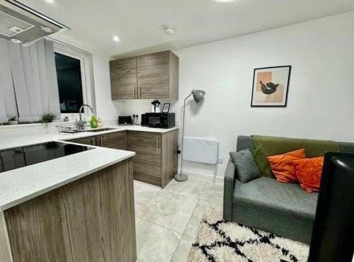 Modern Top Floor 1BR Flat with Fast WiFi and Close To Amenities