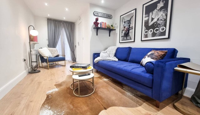 Modern two-bedroom flat with garden, fast WiFi and easy London links