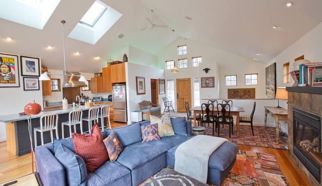 Mountain View 2 Bed/2.5 Bath Cottage In-Town, Hot Tub, extra bed Shepherd's Hut in Ketchum