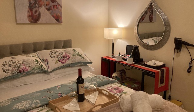 Mountroyal Victorian Self Catering Studio Apartment 3. (Sleeps 2.)