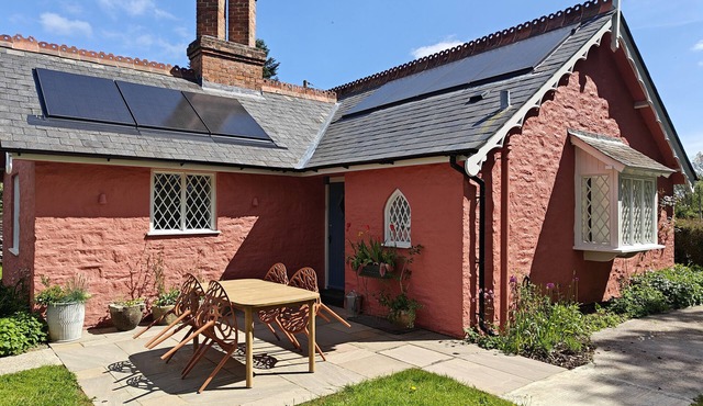 Nash Lodge - Two Bedroom House, Sleeps 4