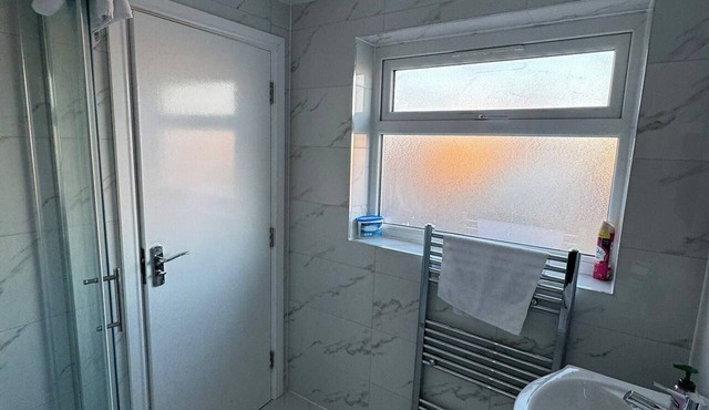 Near Heathrow - Studio - WiFi - Parking - Sleeps 2