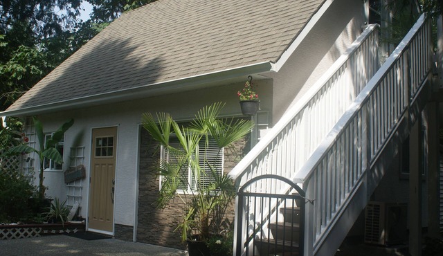 Nesting Ravens , Neat Cottage on private acreage,stay you will remember in Nanaimo