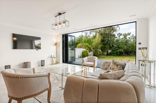 New! Trendy 5BR with Garden and Parking near Wimbledon