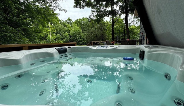 Northern Cottage with Hot Tub, Trent Lakes in Bobcaygeon