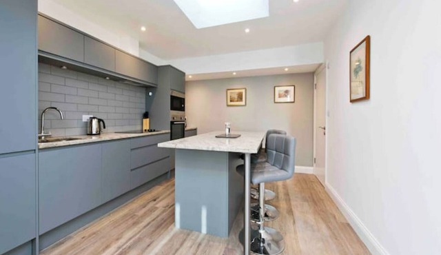 Notting Hill Chic sleeps 4-5 - 2 bedrms/2 bathrms-one en-suite + single SofaBed
