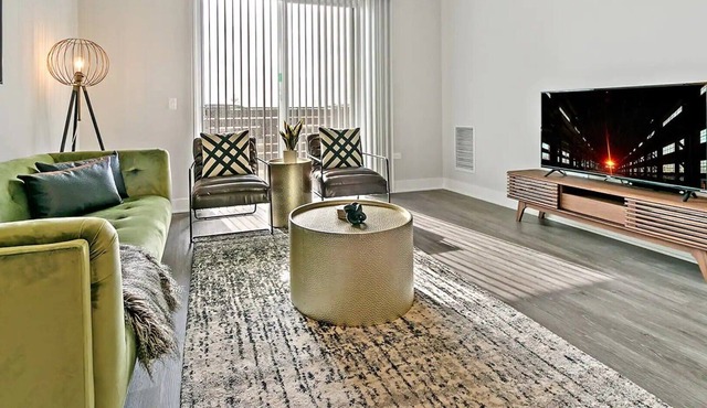 OB1 Oakbrook Retreat: 2BR Oasis w/ Convenient Parking in Oakbrook Terrace