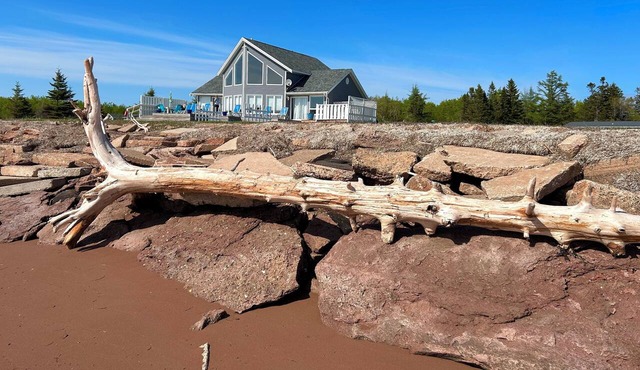 Oceanfront Chalet Style Cottage in Miscouche