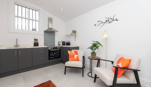 One Bedroom Retreat in Prime Location - Pass the Keys