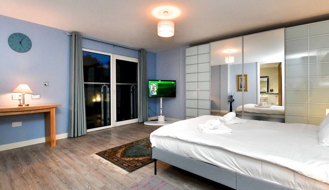 Pass the Keys | Classy 2 bed apartment in the bay with river views